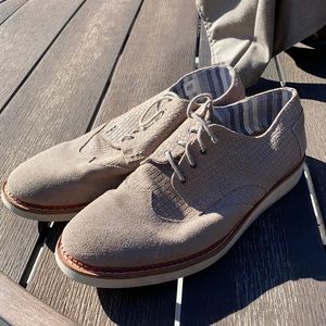 Mens 11.5 Toms Wingtip Taupe Embossed Checkerboard Pattern. Excellent condition